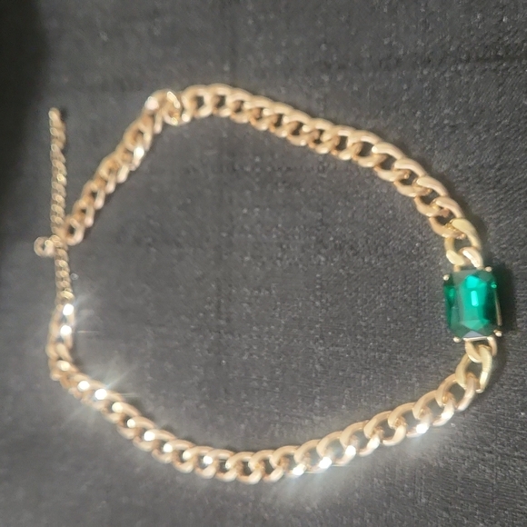 Jewelry - GOLDEN HEAVY EMERALD COLOR STONE FIGARO STYLE FASHION NECKLACE.